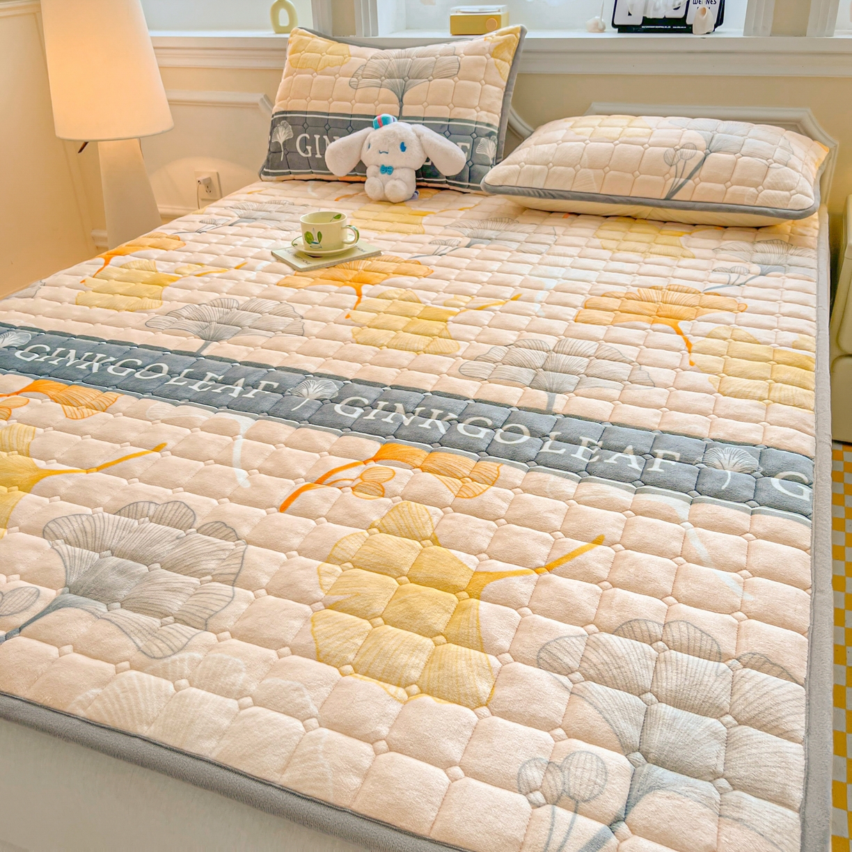 91家纺网 家纺一手货源 找家纺 小叮当家纺仓储工厂店 2025新款牛奶绒夹棉印花床垫床护垫大床图 绒床垫-流金岁月