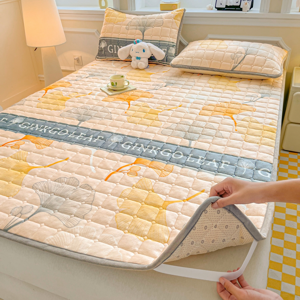 91家纺网 家纺一手货源 找家纺 小叮当家纺仓储工厂店 2025新款牛奶绒夹棉印花床垫床护垫大床图 绒床垫-流金岁月