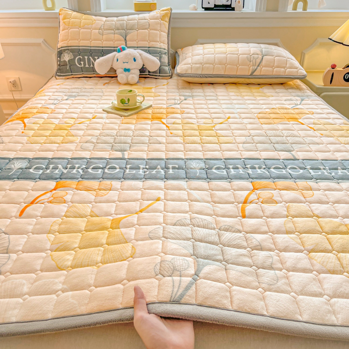 91家纺网 家纺一手货源 找家纺 小叮当家纺仓储工厂店 2025新款牛奶绒夹棉印花床垫床护垫大床图 绒床垫-流金岁月