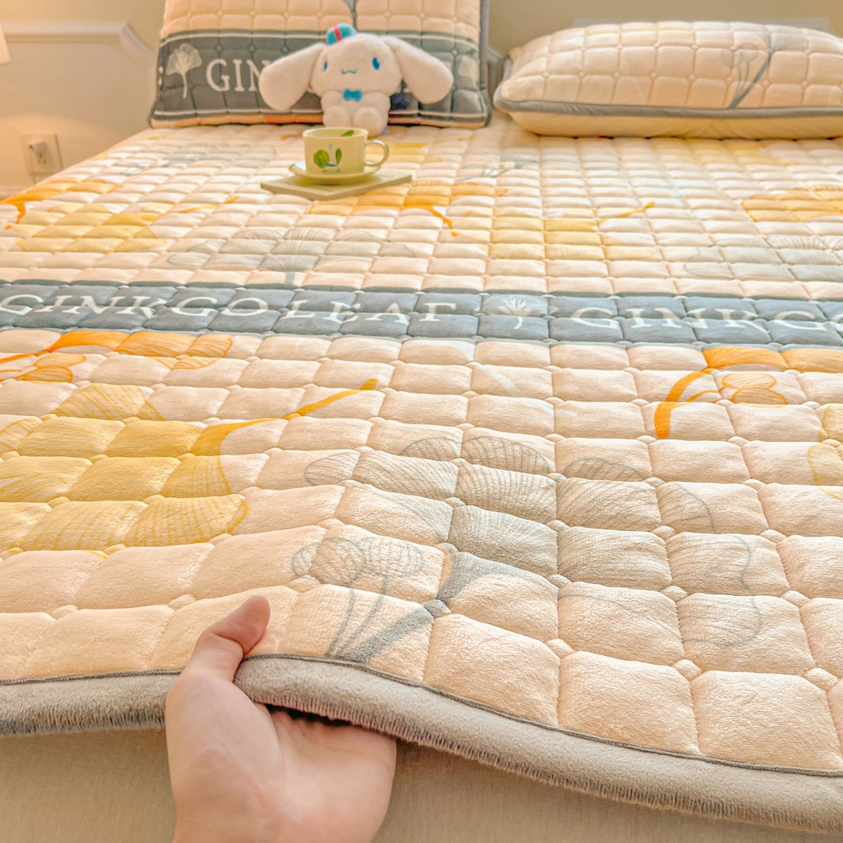 91家纺网 家纺一手货源 找家纺 小叮当家纺仓储工厂店 2025新款牛奶绒夹棉印花床垫床护垫大床图 绒床垫-流金岁月