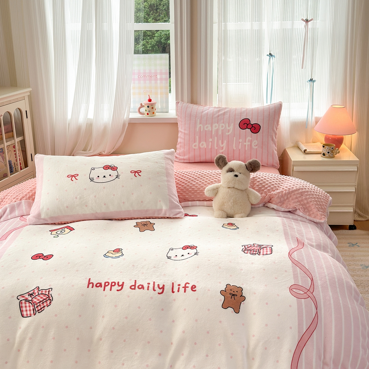 91家纺网 家纺一手货源 找家纺 星期八 2025新款卡通大版牛奶绒豆豆绒数码印花四件套 甜品猫咪