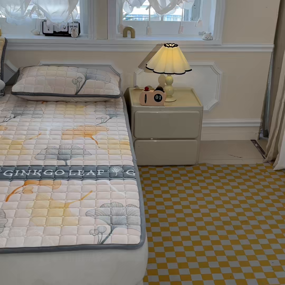 91家纺网 家纺一手货源 找家纺 小叮当家纺仓储工厂店 2025新款牛奶绒夹棉印花床垫床护垫大床图 绒床垫-流金岁月