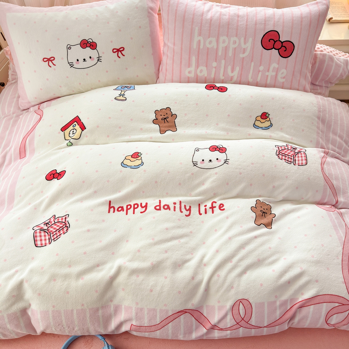 91家纺网 家纺一手货源 找家纺 星期八 2025新款卡通大版牛奶绒豆豆绒数码印花四件套 甜品猫咪