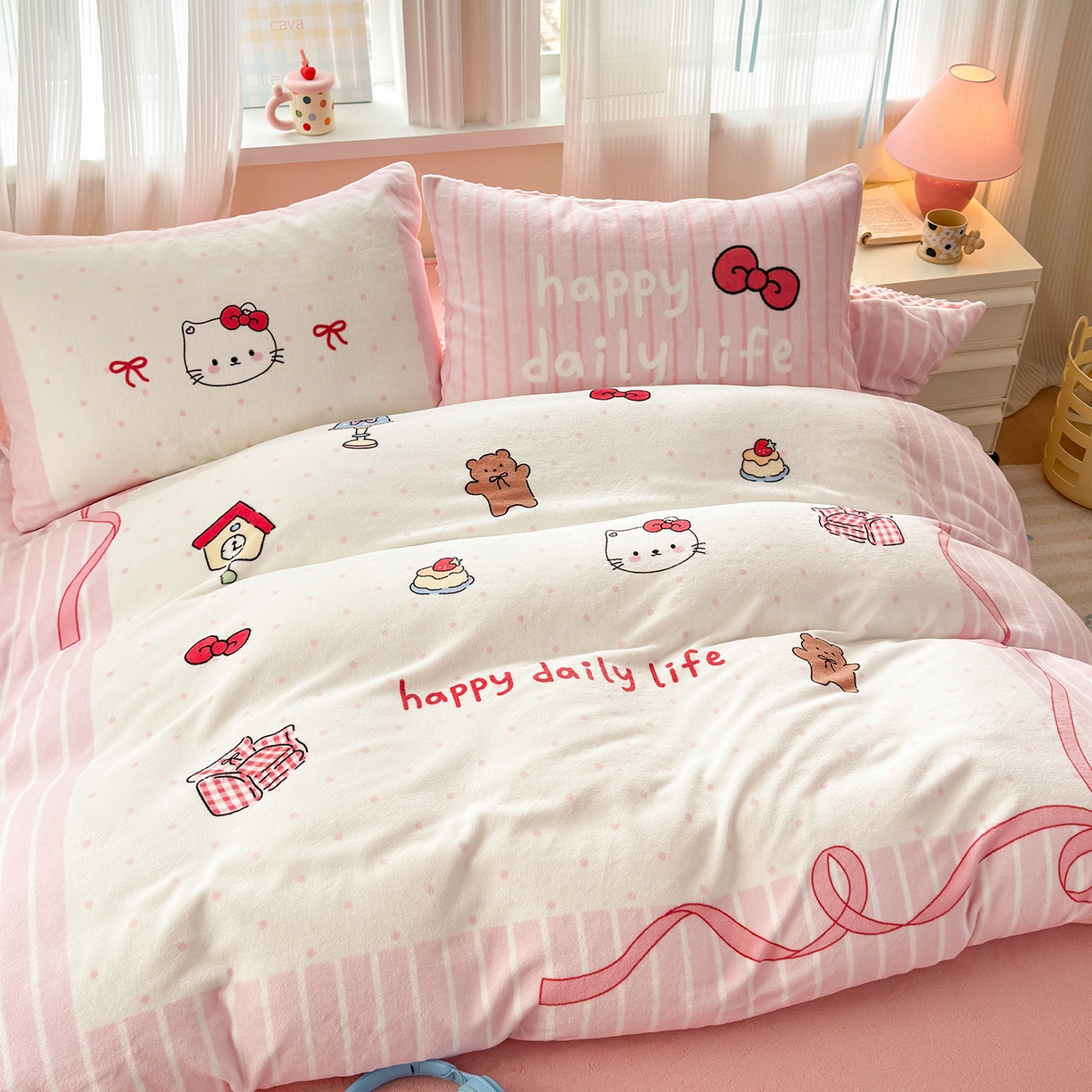 91家纺网 家纺一手货源 找家纺 星期八 2025新款卡通大版牛奶绒豆豆绒数码印花四件套 甜品猫咪