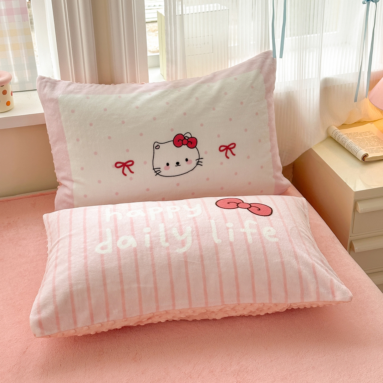 91家纺网 家纺一手货源 找家纺 星期八 2025新款卡通大版牛奶绒豆豆绒数码印花四件套 甜品猫咪