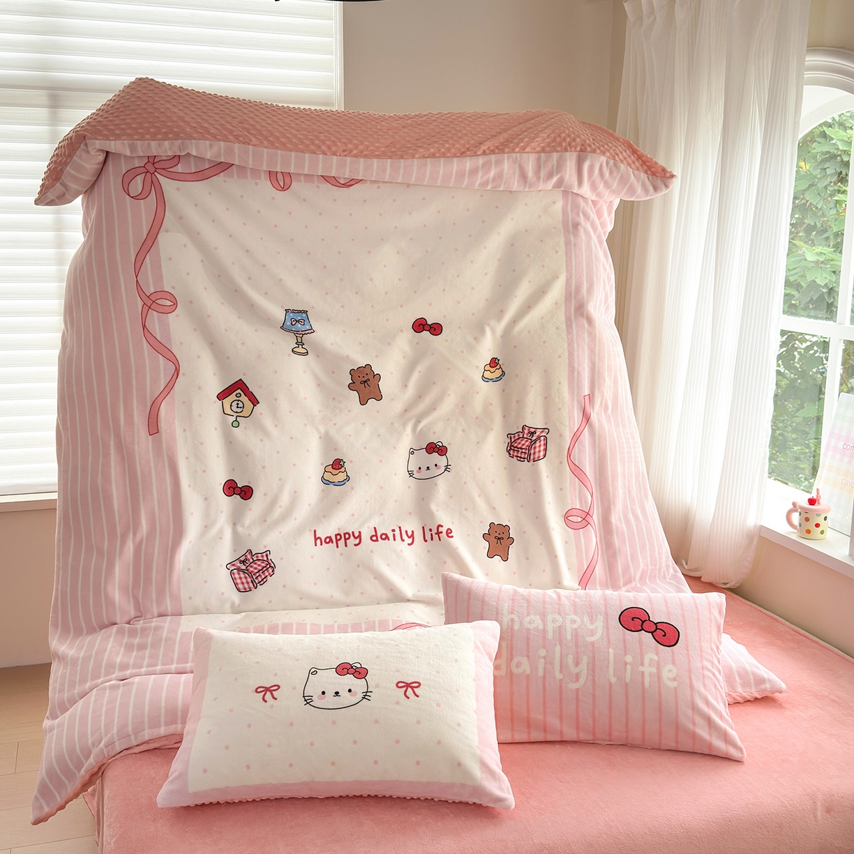 91家纺网 家纺一手货源 找家纺 星期八 2025新款卡通大版牛奶绒豆豆绒数码印花四件套 甜品猫咪