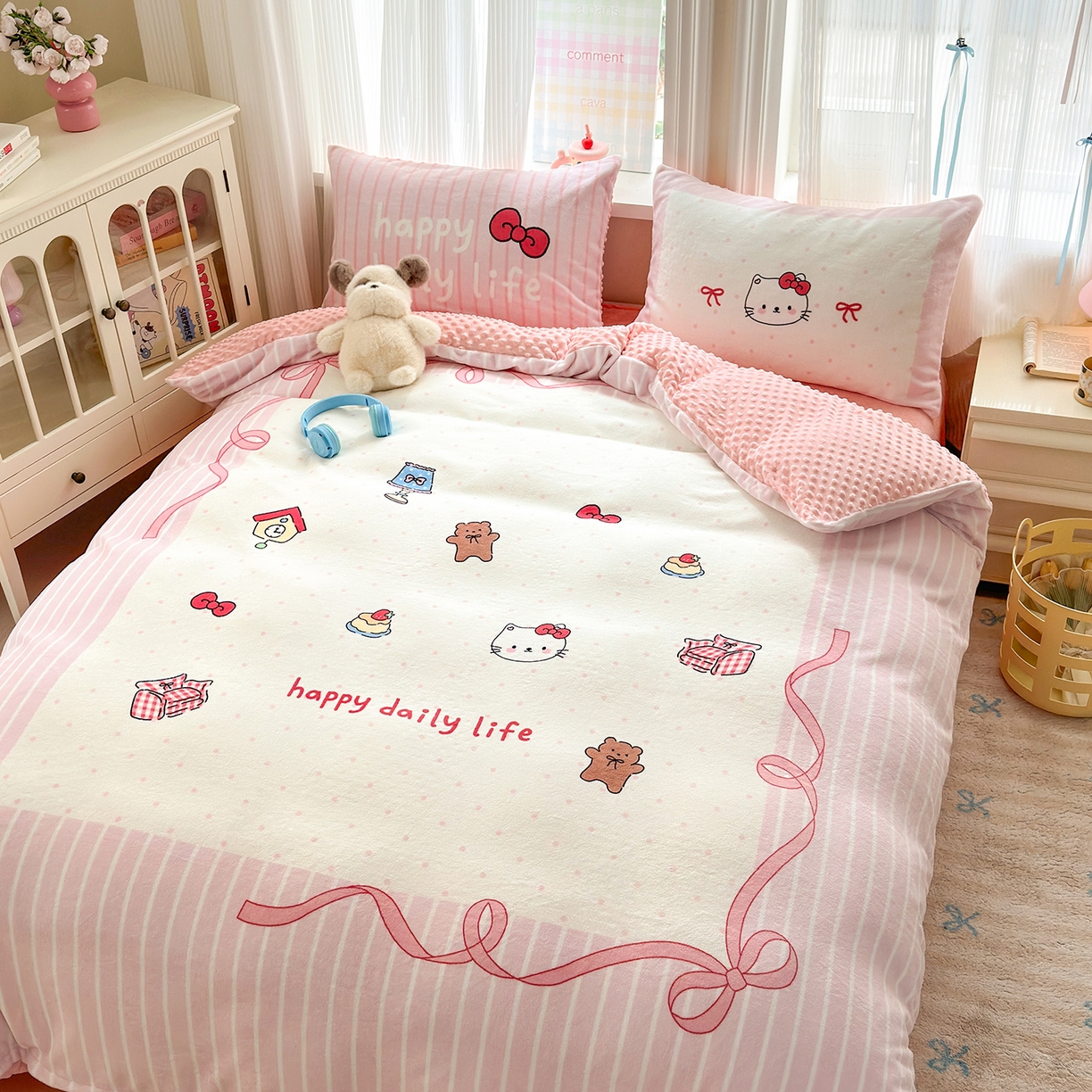 91家纺网 家纺一手货源 找家纺 星期八 2025新款卡通大版牛奶绒豆豆绒数码印花四件套 甜品猫咪