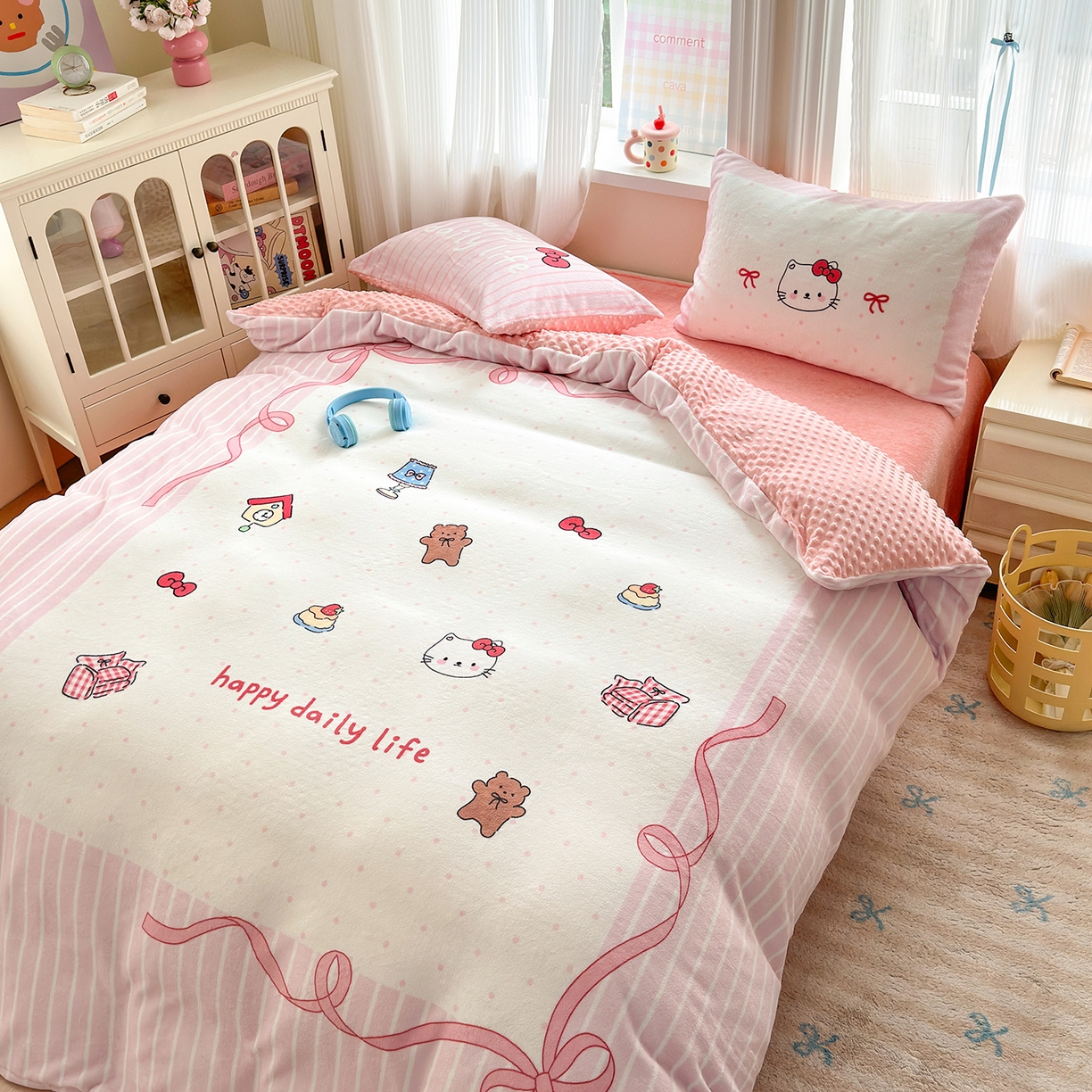 91家纺网 家纺一手货源 找家纺 星期八 2025新款卡通大版牛奶绒豆豆绒数码印花四件套 甜品猫咪