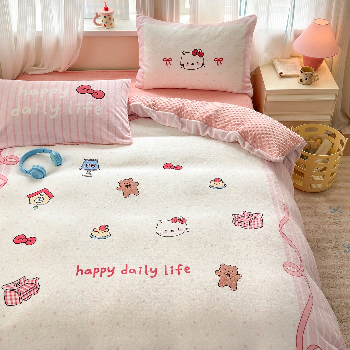 91家纺网 家纺一手货源 找家纺 星期八 2025新款卡通大版牛奶绒豆豆绒数码印花四件套 甜品猫咪