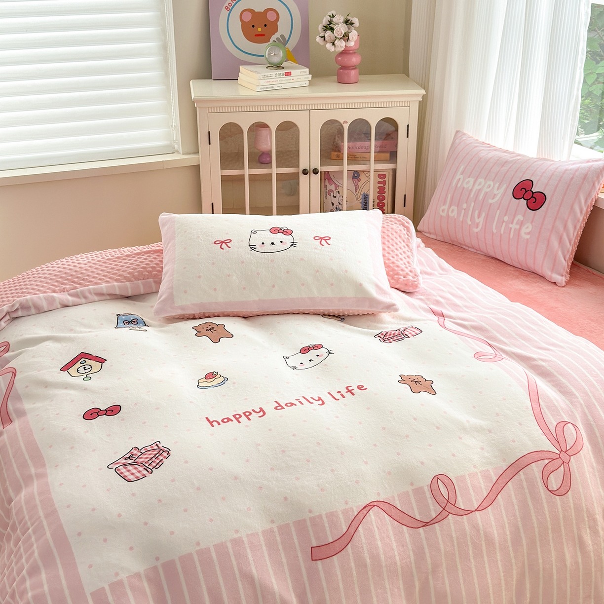 91家纺网 家纺一手货源 找家纺 星期八 2025新款卡通大版牛奶绒豆豆绒数码印花四件套 甜品猫咪