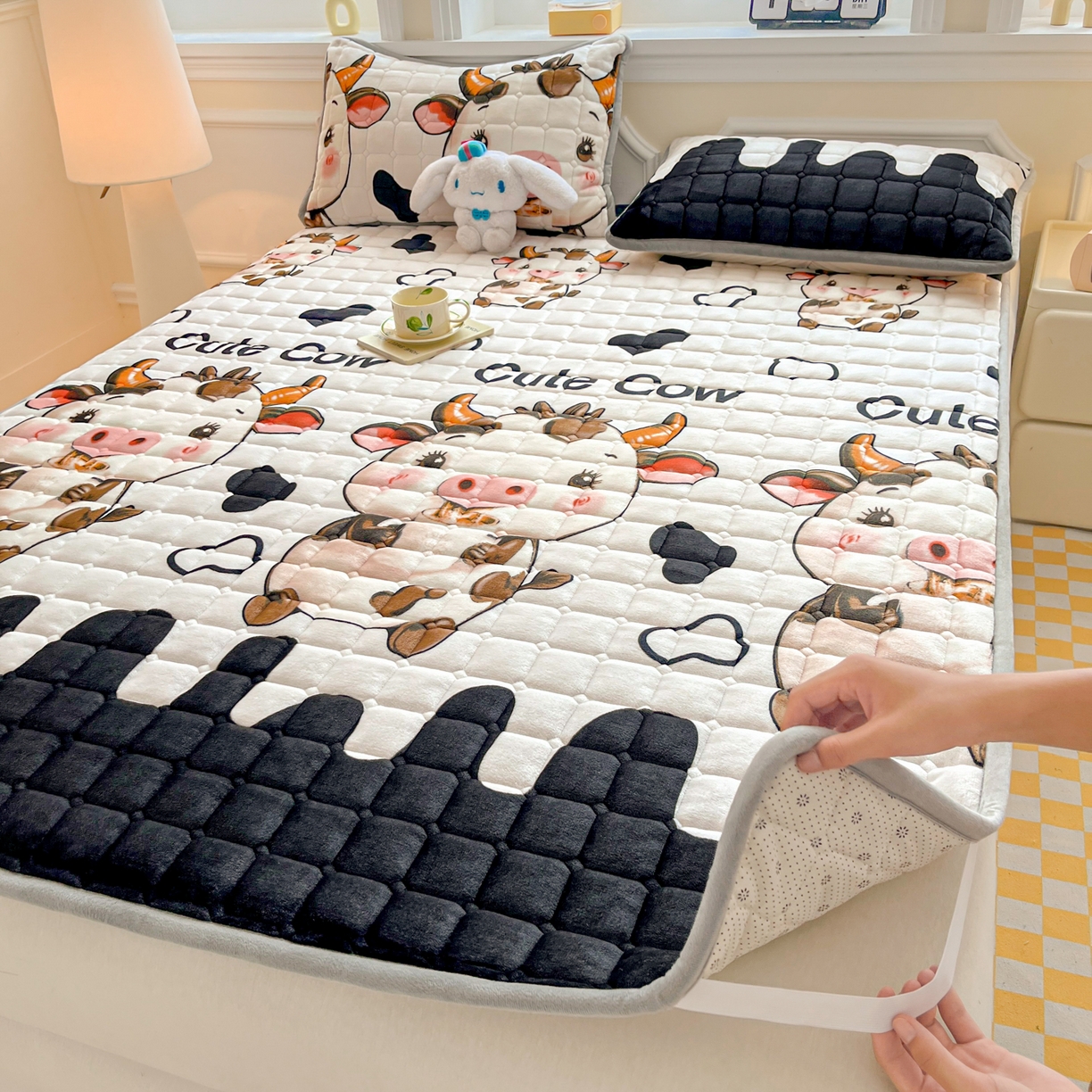 91家纺网 家纺一手货源 找家纺 小叮当家纺仓储工厂店 2025新款牛奶绒夹棉印花床垫床护垫大床图 绒床垫-萌小牛