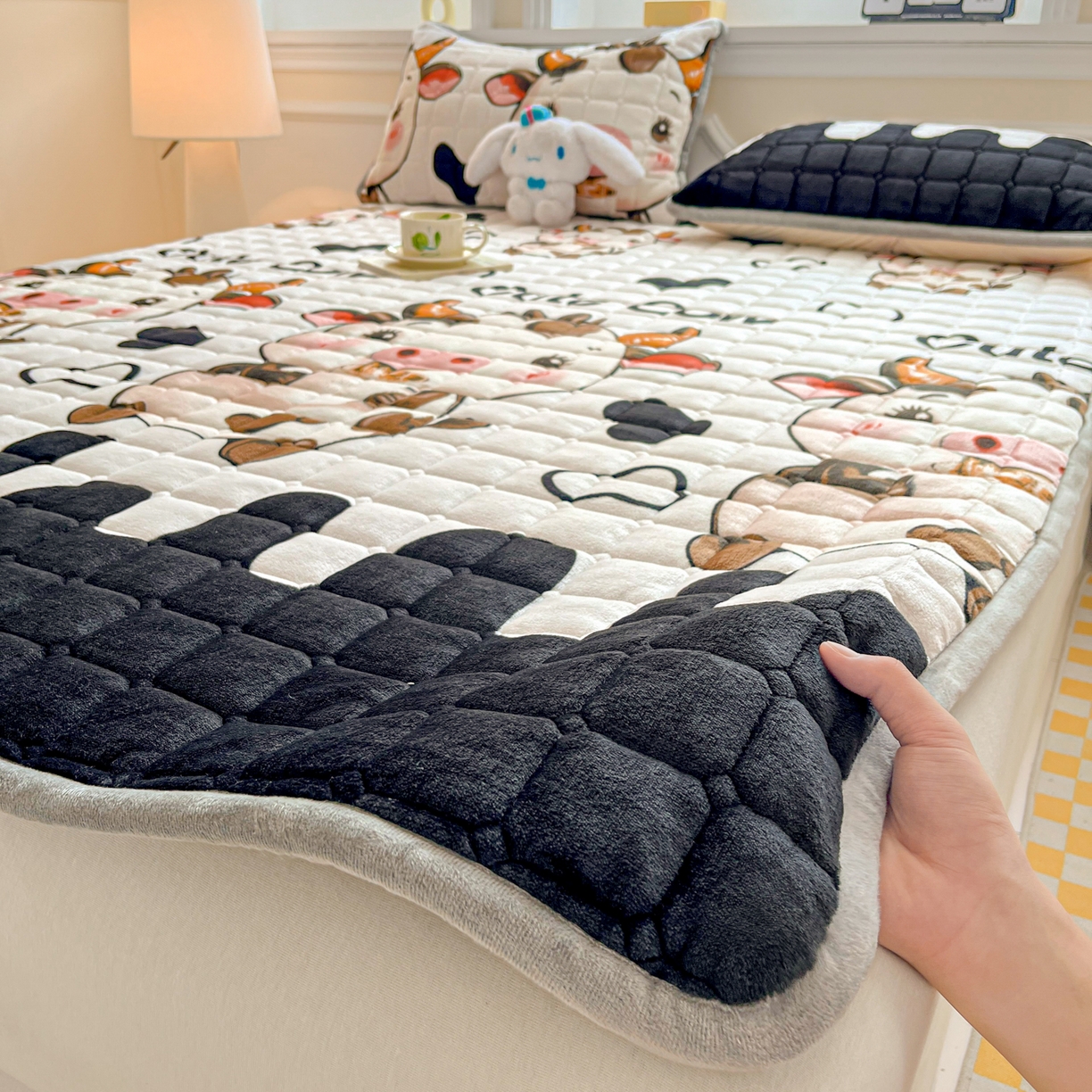 91家纺网 家纺一手货源 找家纺 小叮当家纺仓储工厂店 2025新款牛奶绒夹棉印花床垫床护垫大床图 绒床垫-萌小牛