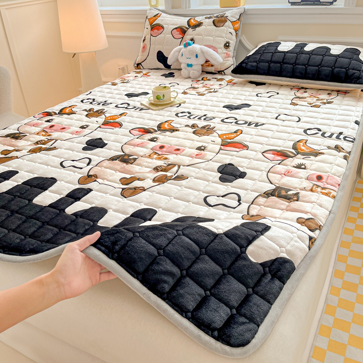 91家纺网 家纺一手货源 找家纺 小叮当家纺仓储工厂店 2025新款牛奶绒夹棉印花床垫床护垫大床图 绒床垫-萌小牛