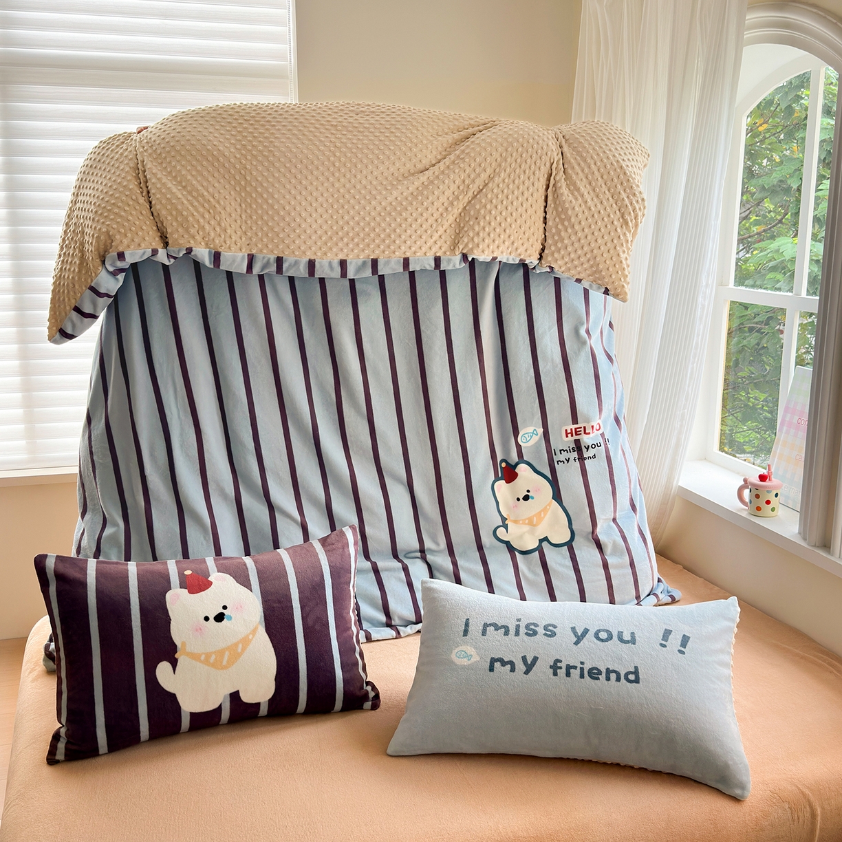 91家纺网 家纺一手货源 找家纺 星期八 2025新款卡通大版牛奶绒豆豆绒数码印花四件套 条纹汪