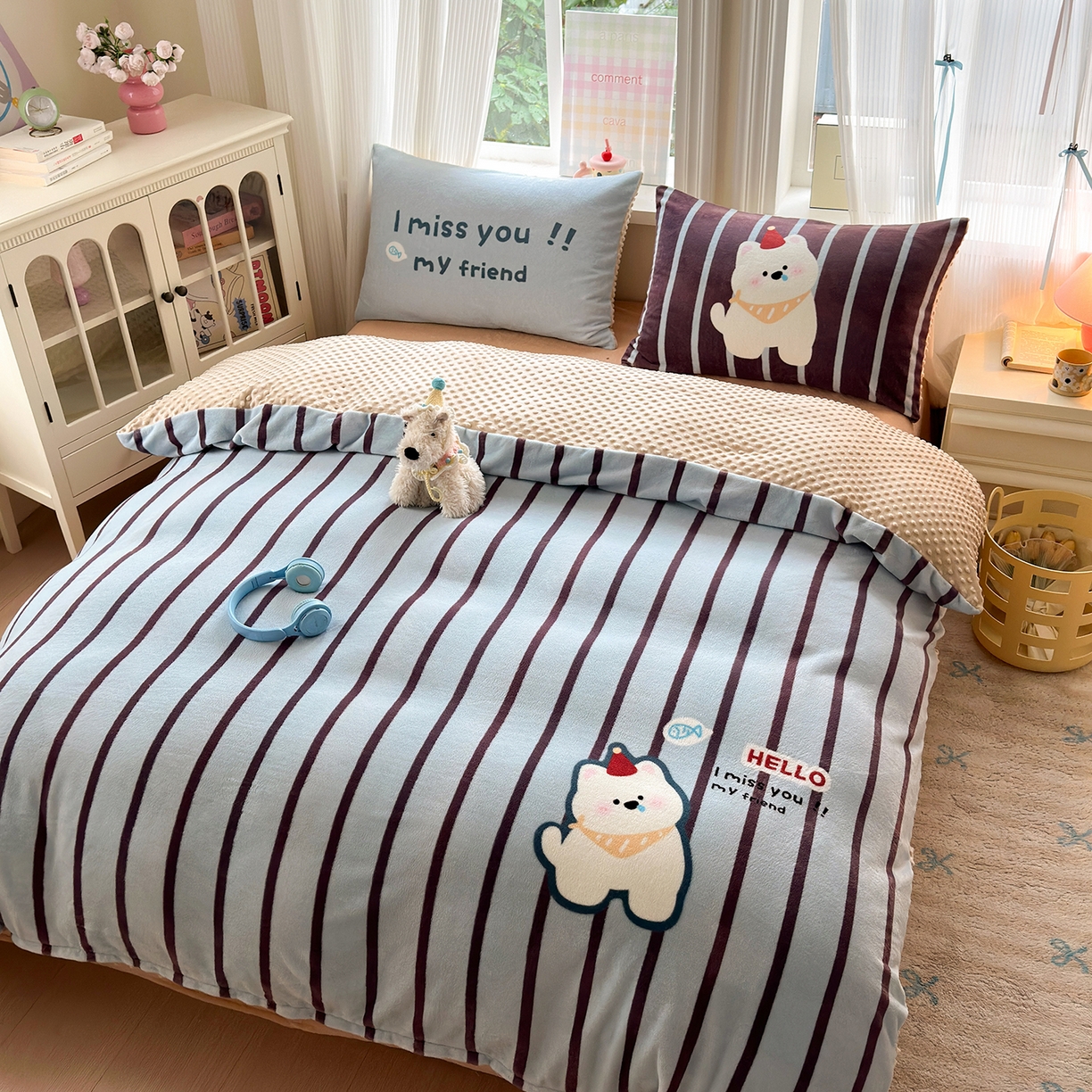 91家纺网 家纺一手货源 找家纺 星期八 2025新款卡通大版牛奶绒豆豆绒数码印花四件套 条纹汪