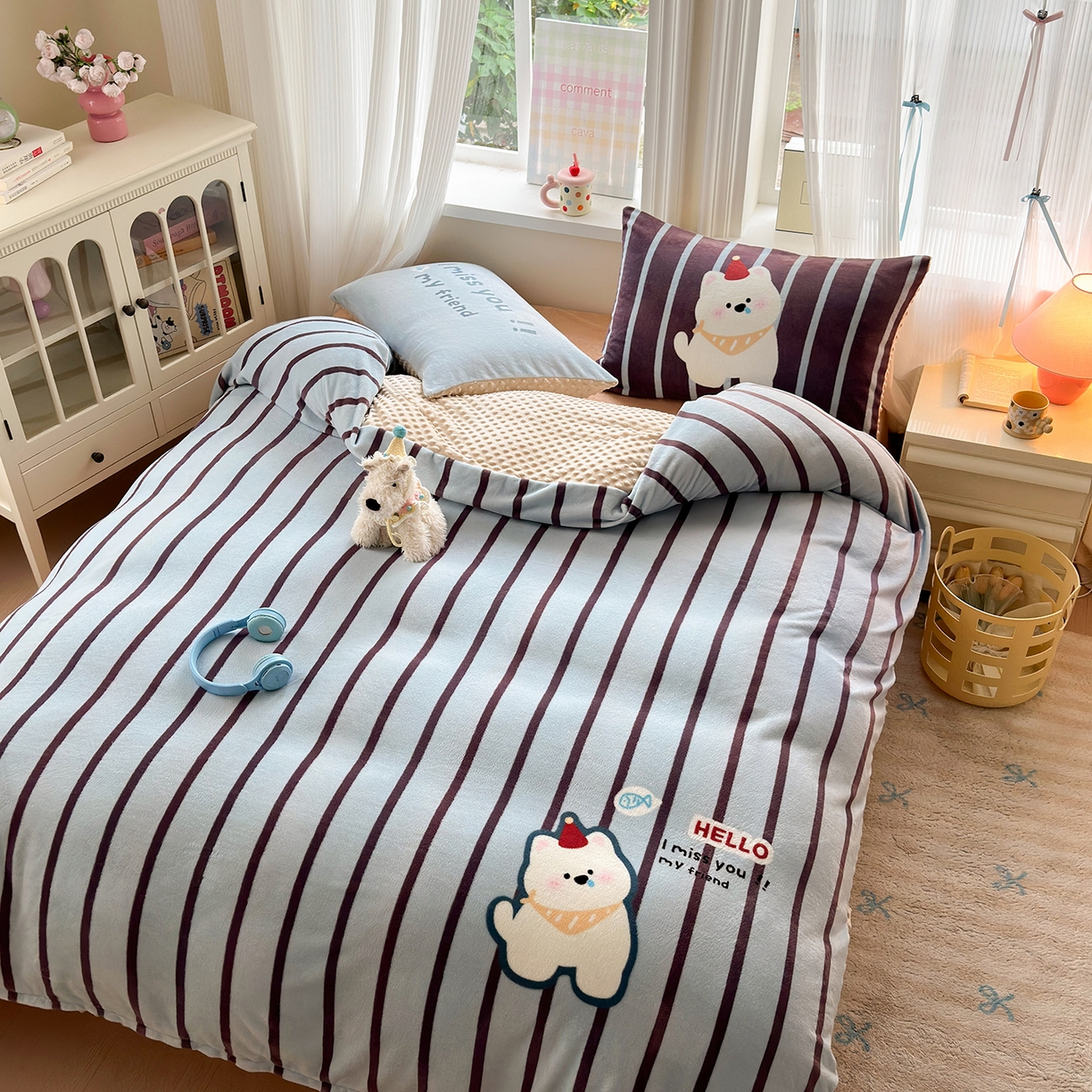 91家纺网 家纺一手货源 找家纺 星期八 2025新款卡通大版牛奶绒豆豆绒数码印花四件套 条纹汪