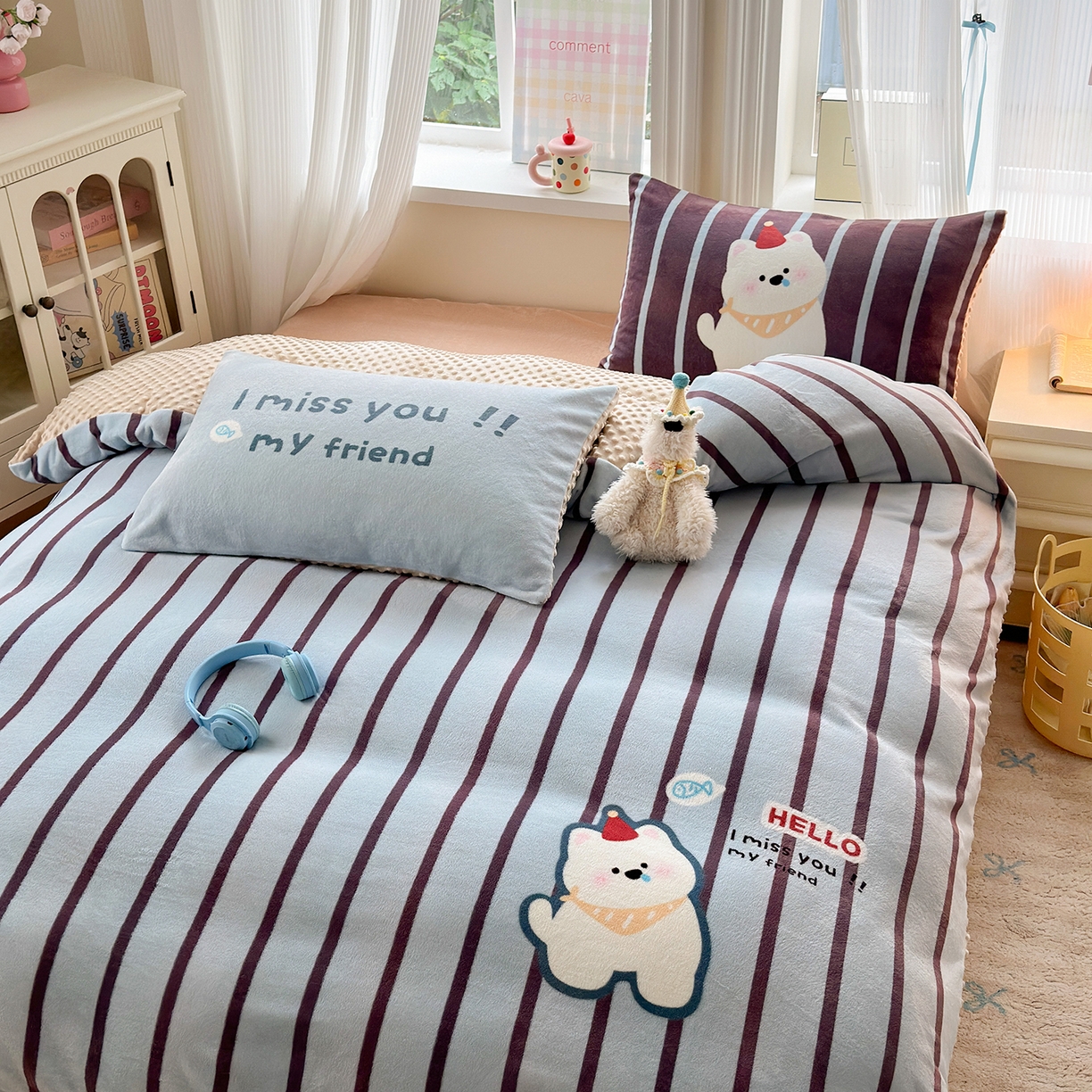 91家纺网 家纺一手货源 找家纺 星期八 2025新款卡通大版牛奶绒豆豆绒数码印花四件套 条纹汪