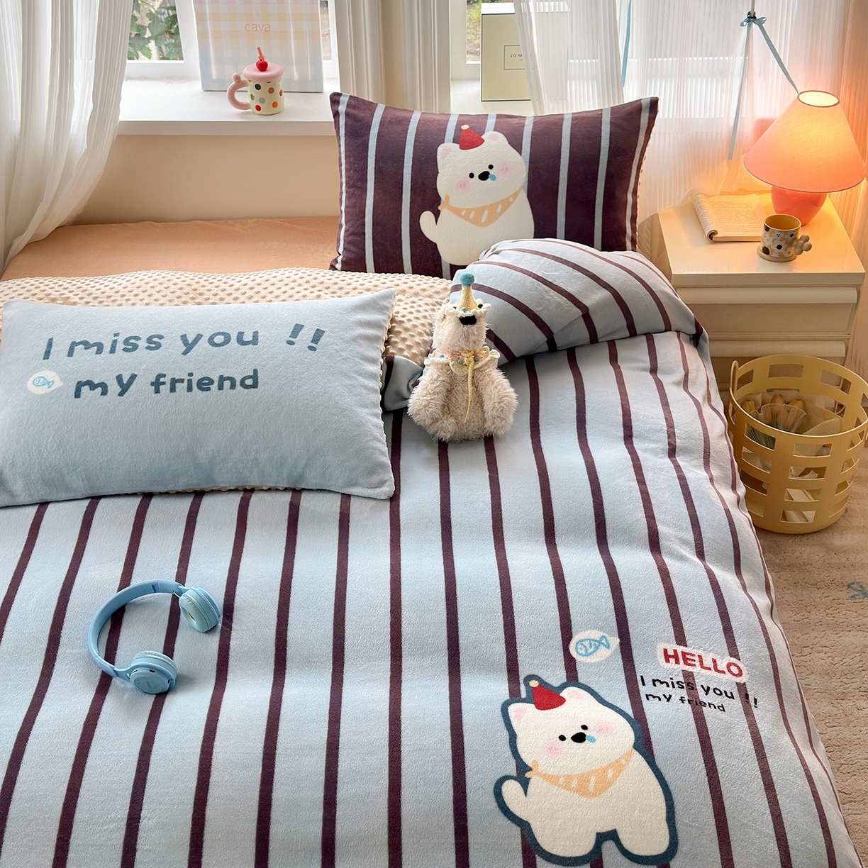 91家纺网 家纺一手货源 找家纺 星期八 2025新款卡通大版牛奶绒豆豆绒数码印花四件套 条纹汪