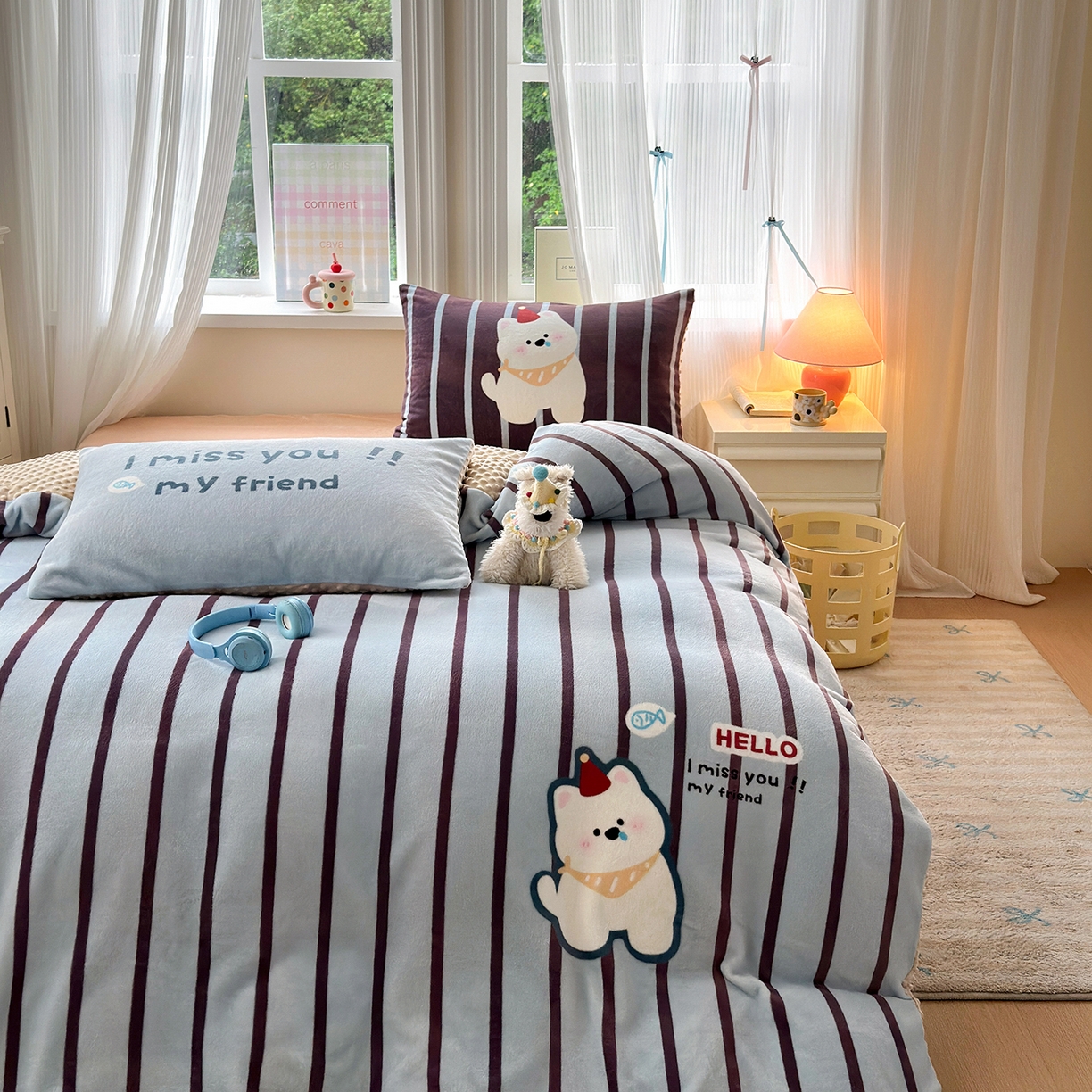 91家纺网 家纺一手货源 找家纺 星期八 2025新款卡通大版牛奶绒豆豆绒数码印花四件套 条纹汪