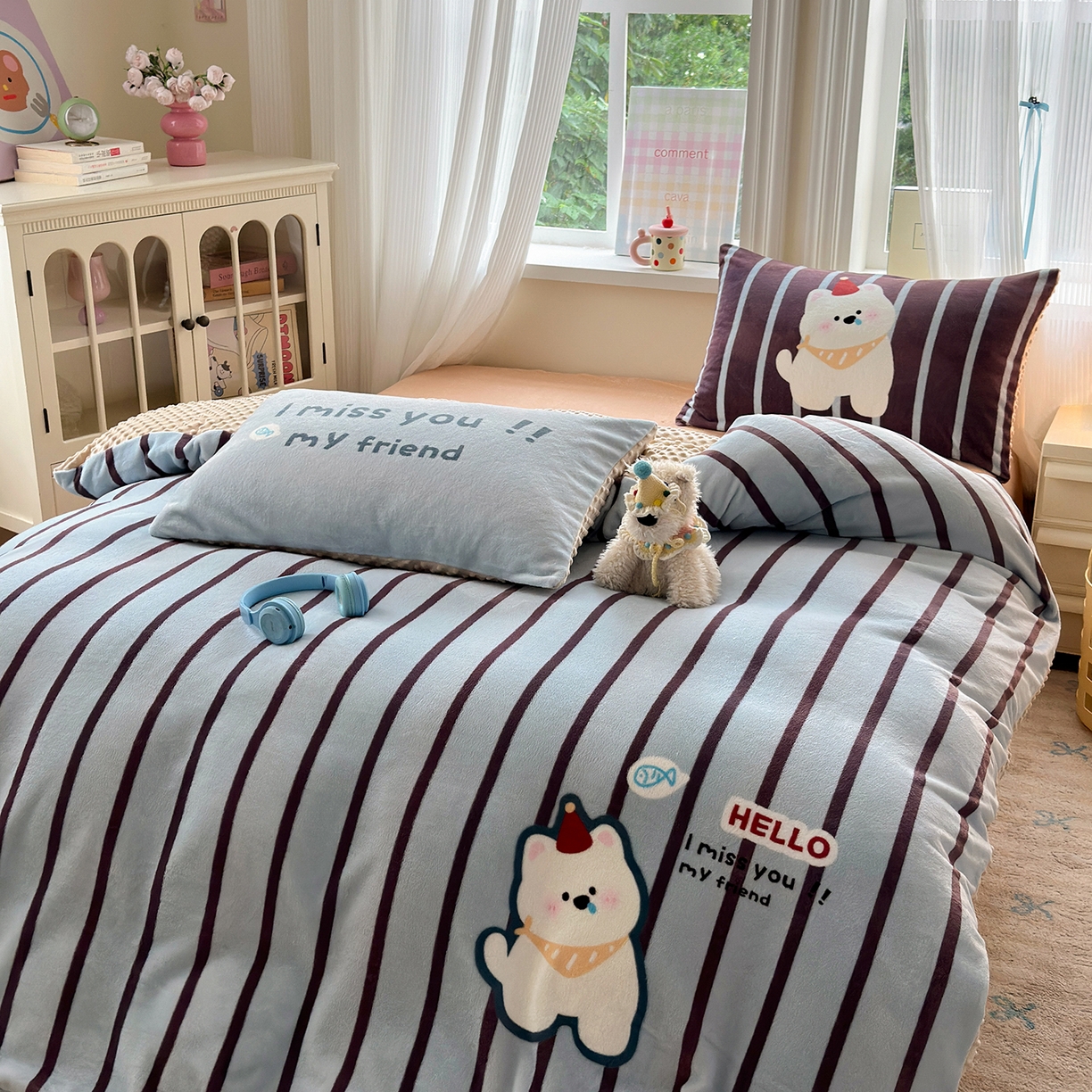 91家纺网 家纺一手货源 找家纺 星期八 2025新款卡通大版牛奶绒豆豆绒数码印花四件套 条纹汪