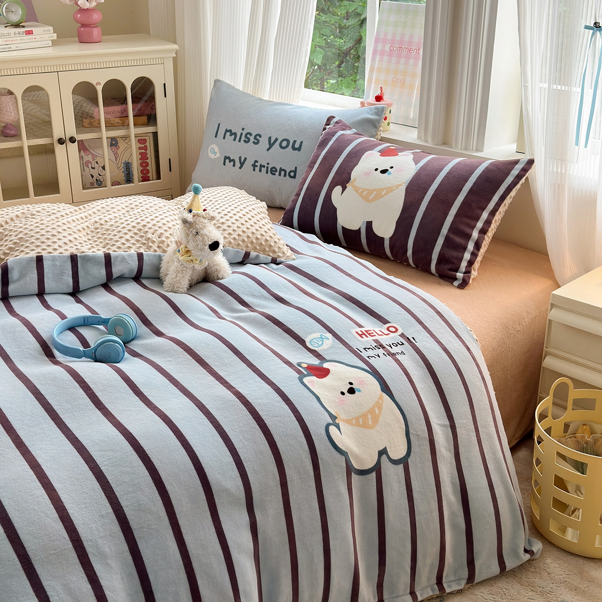 91家纺网 家纺一手货源 找家纺 星期八 2025新款卡通大版牛奶绒豆豆绒数码印花四件套 条纹汪