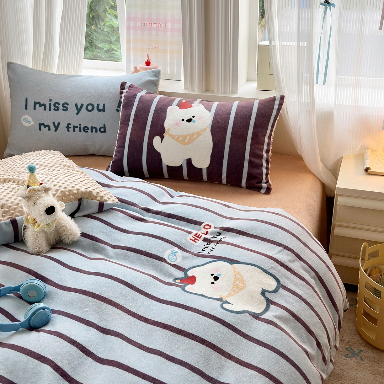 91家纺网 家纺一手货源 找家纺 星期八 2025新款卡通大版牛奶绒豆豆绒数码印花四件套 条纹汪