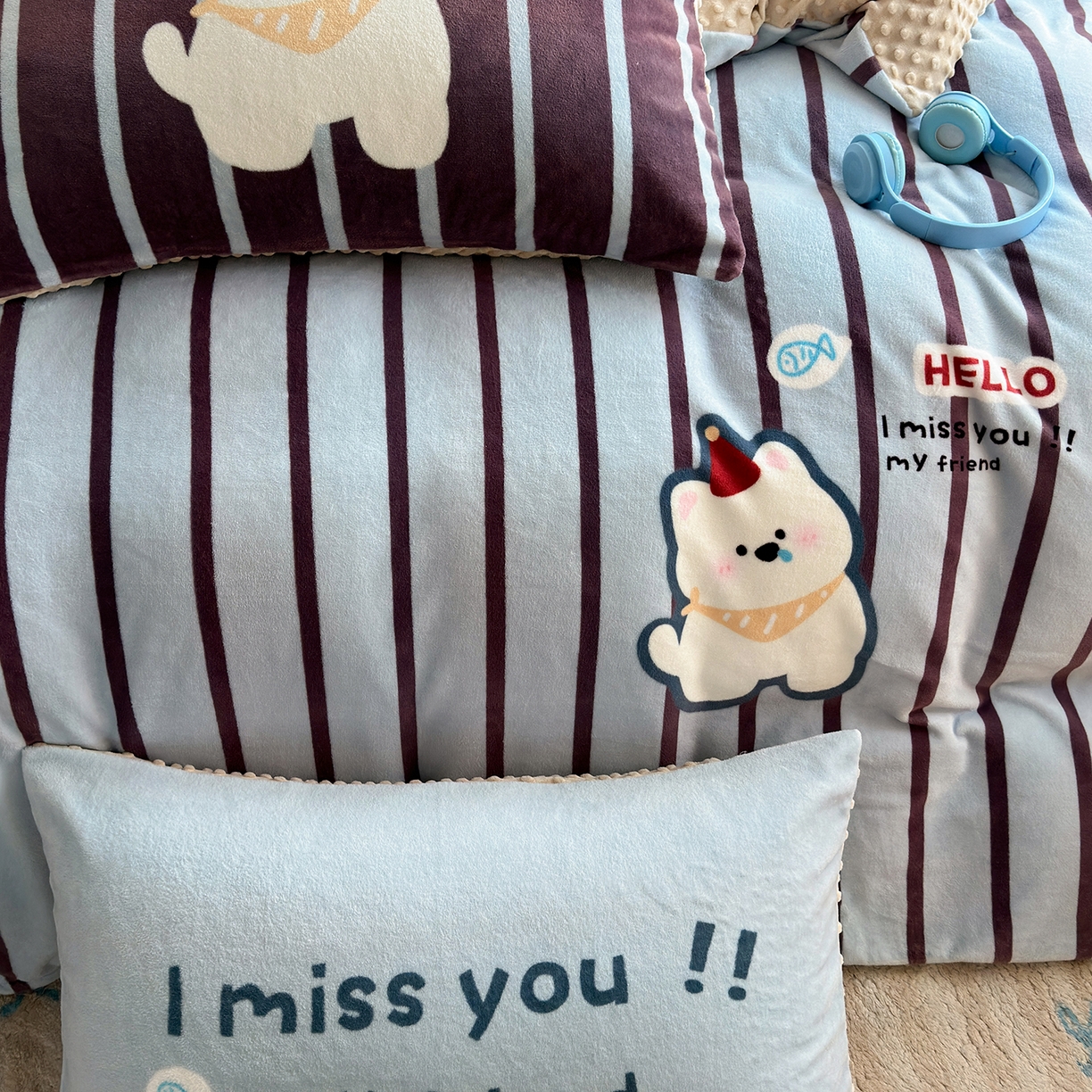 91家纺网 家纺一手货源 找家纺 星期八 2025新款卡通大版牛奶绒豆豆绒数码印花四件套 条纹汪