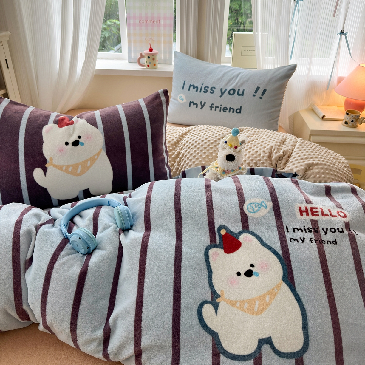 91家纺网 家纺一手货源 找家纺 星期八 2025新款卡通大版牛奶绒豆豆绒数码印花四件套 条纹汪