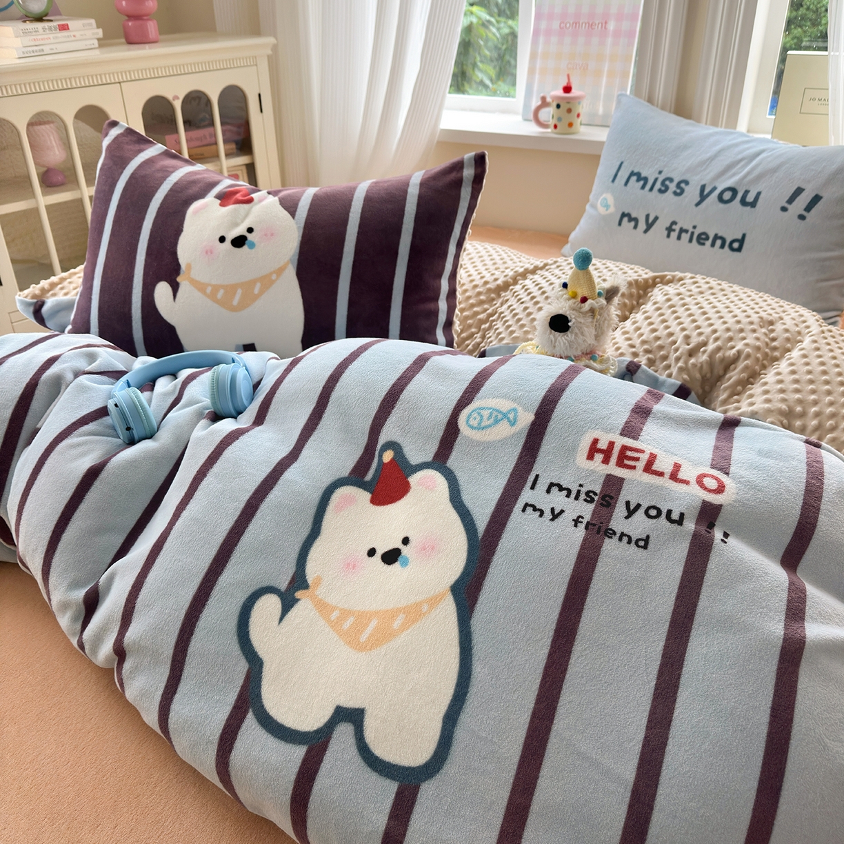 91家纺网 家纺一手货源 找家纺 星期八 2025新款卡通大版牛奶绒豆豆绒数码印花四件套 条纹汪