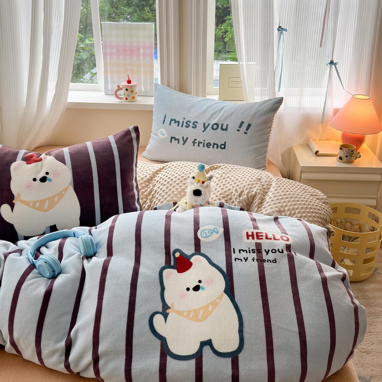 91家纺网 家纺一手货源 找家纺 星期八 2025新款卡通大版牛奶绒豆豆绒数码印花四件套 条纹汪