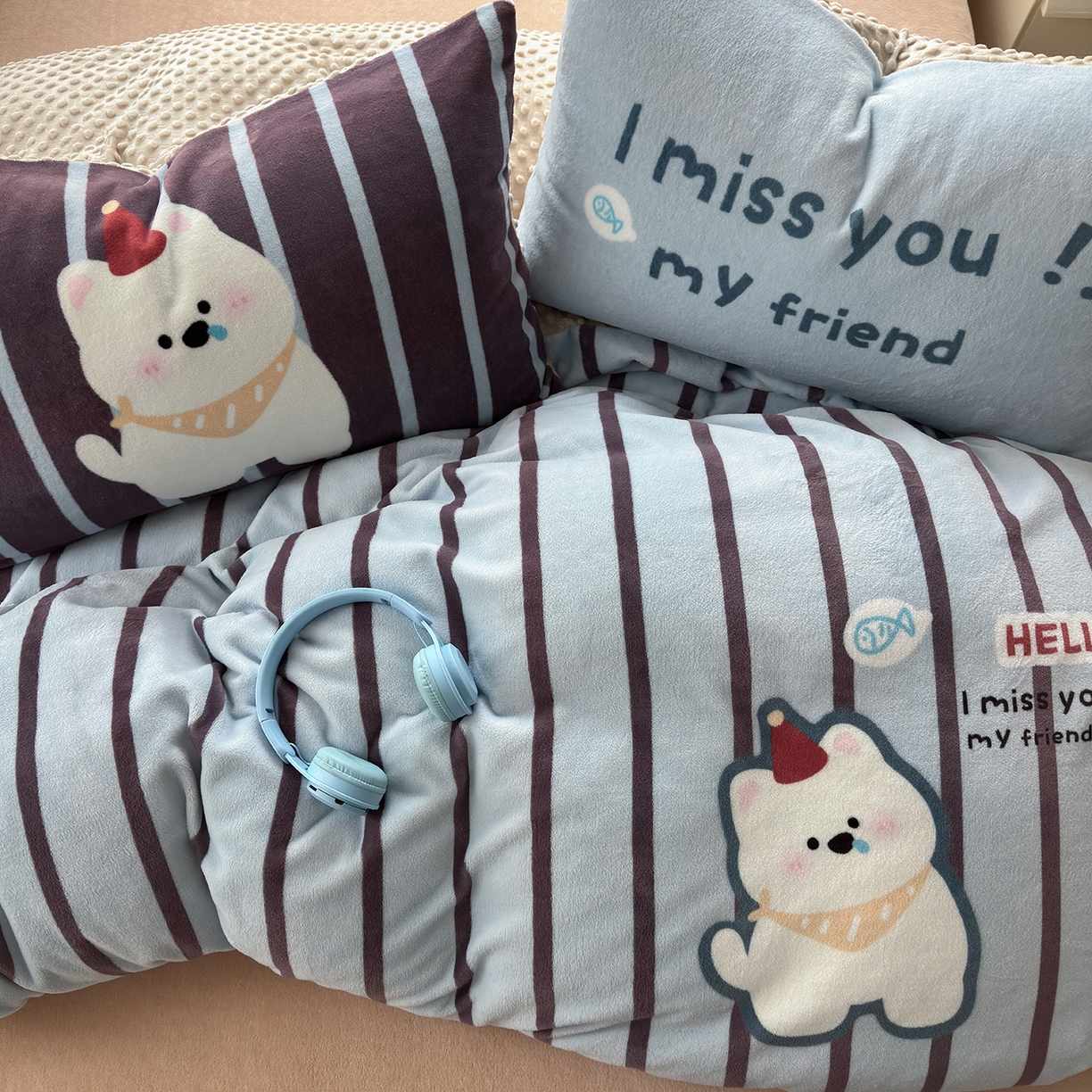 91家纺网 家纺一手货源 找家纺 星期八 2025新款卡通大版牛奶绒豆豆绒数码印花四件套 条纹汪