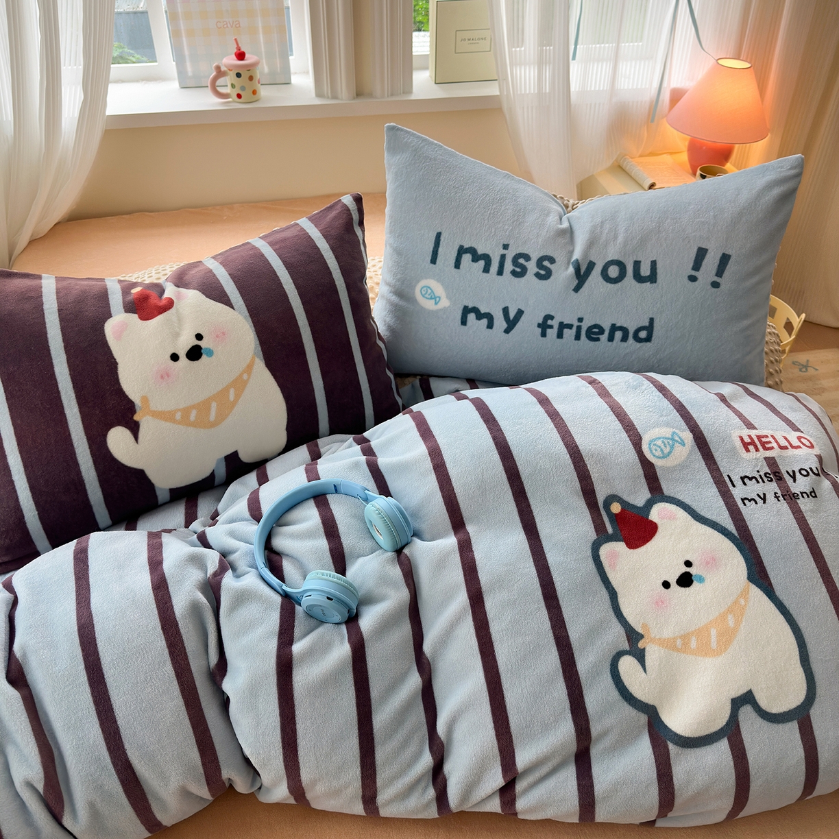 91家纺网 家纺一手货源 找家纺 星期八 2025新款卡通大版牛奶绒豆豆绒数码印花四件套 条纹汪