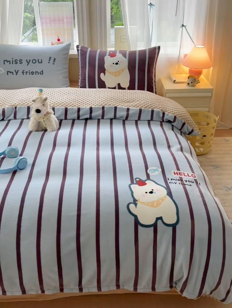 91家纺网 家纺一手货源 找家纺 星期八 2025新款卡通大版牛奶绒豆豆绒数码印花四件套 条纹汪