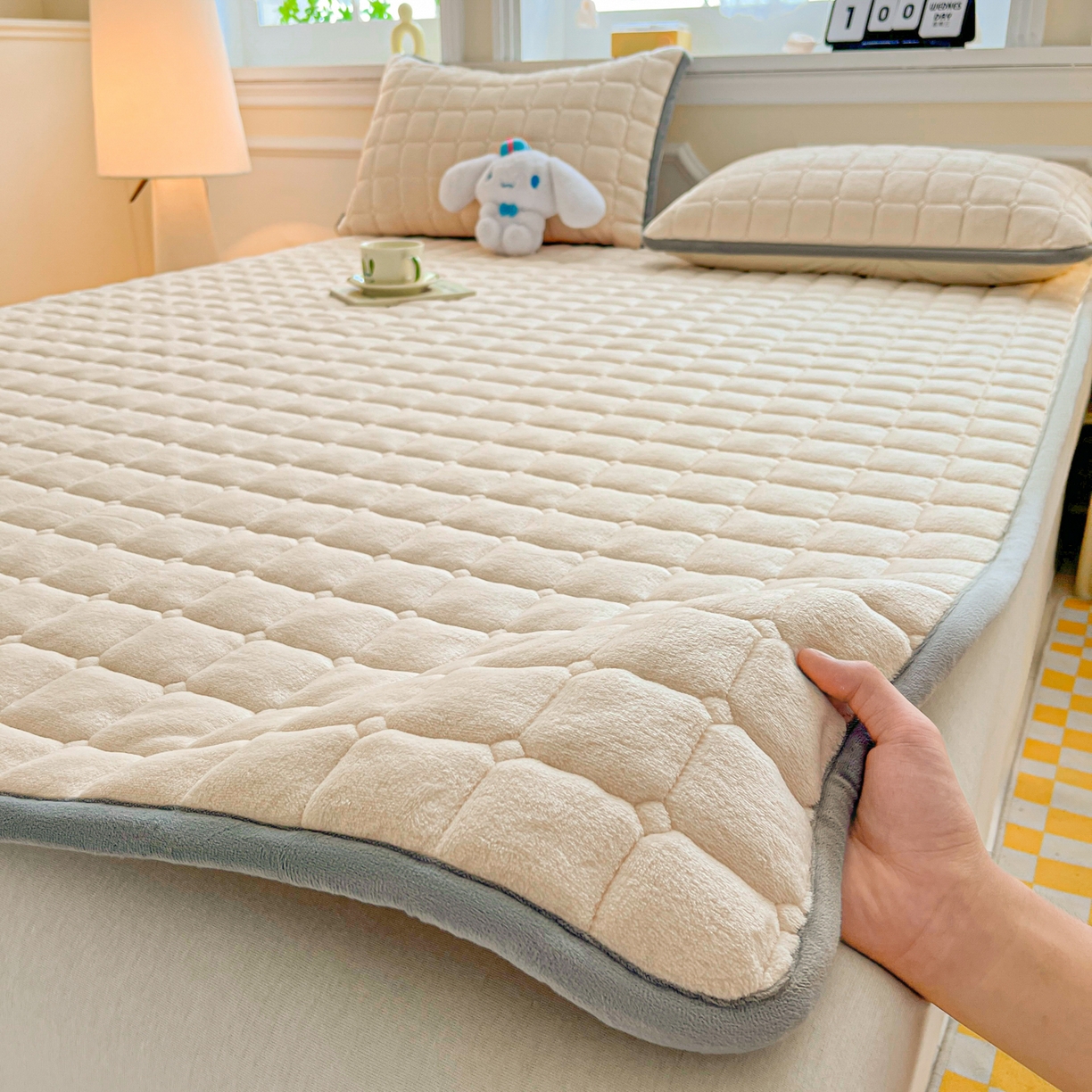 91家纺网 家纺一手货源 找家纺 小叮当家纺仓储工厂店 2025新款牛奶绒夹棉印花床垫床护垫大床图 绒床垫-米白