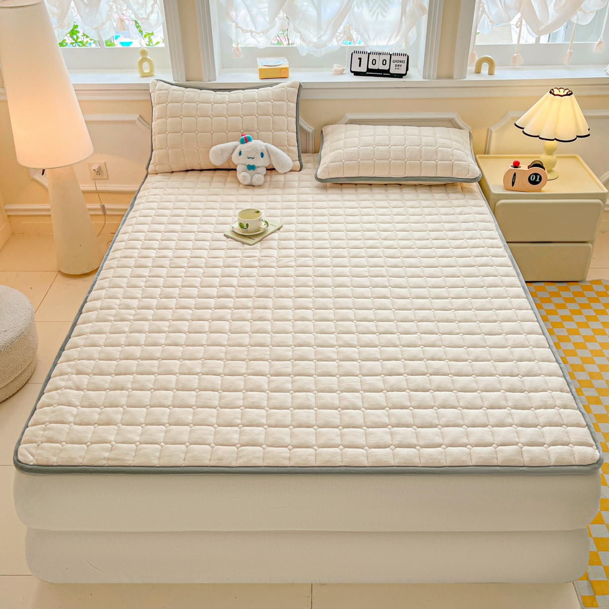 91家纺网 家纺一手货源 找家纺 小叮当家纺仓储工厂店 2025新款牛奶绒夹棉印花床垫床护垫大床图 绒床垫-米白