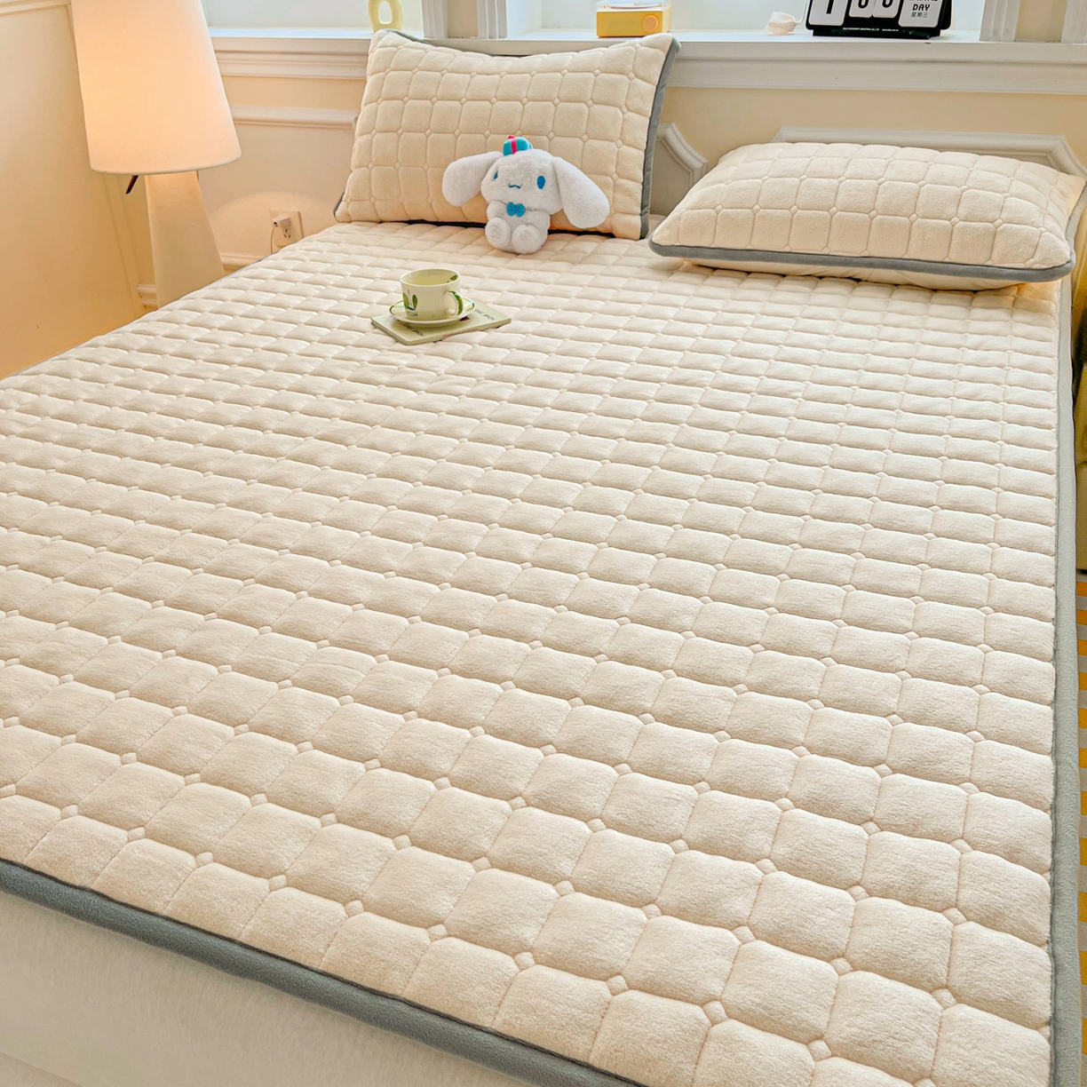 91家纺网 家纺一手货源 找家纺 小叮当家纺仓储工厂店 2025新款牛奶绒夹棉印花床垫床护垫大床图 绒床垫-米白