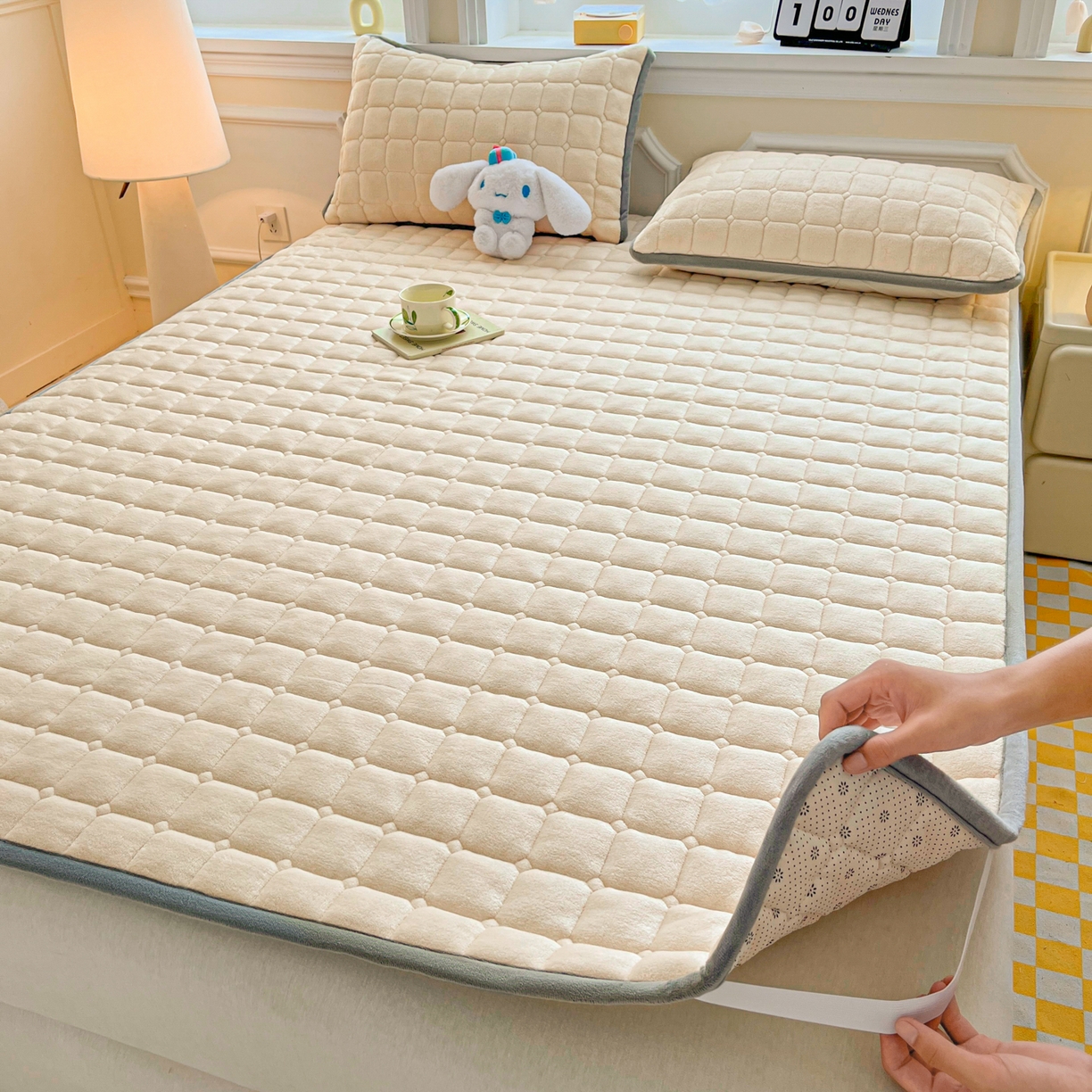 91家纺网 家纺一手货源 找家纺 小叮当家纺仓储工厂店 2025新款牛奶绒夹棉印花床垫床护垫大床图 绒床垫-米白