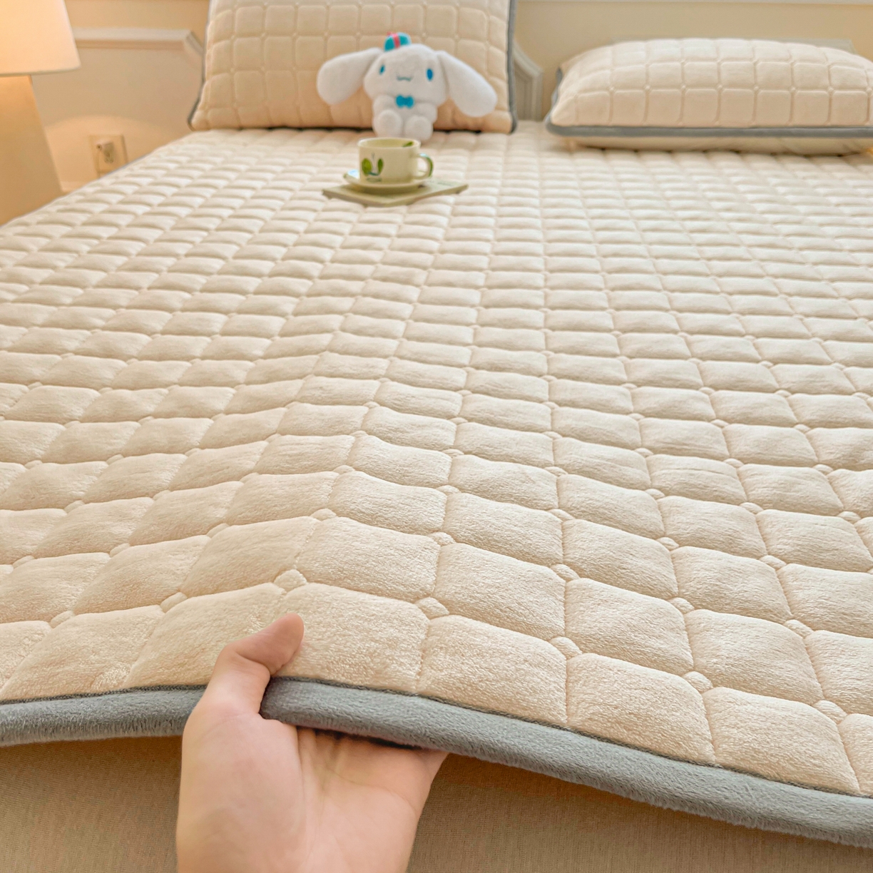 91家纺网 家纺一手货源 找家纺 小叮当家纺仓储工厂店 2025新款牛奶绒夹棉印花床垫床护垫大床图 绒床垫-米白