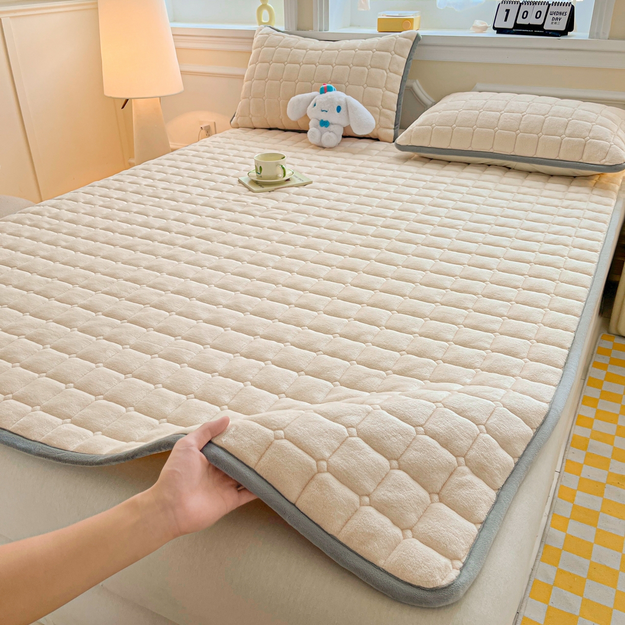 91家纺网 家纺一手货源 找家纺 小叮当家纺仓储工厂店 2025新款牛奶绒夹棉印花床垫床护垫大床图 绒床垫-米白