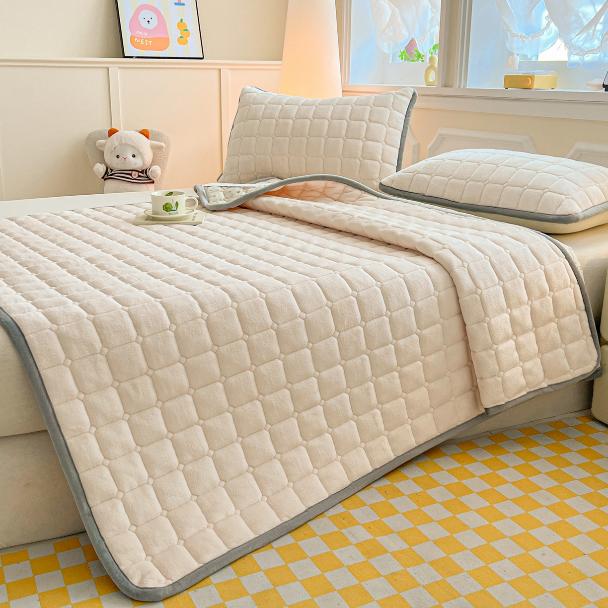 91家纺网 家纺一手货源 找家纺 小叮当家纺仓储工厂店 2025新款牛奶绒夹棉印花床垫床护垫大床图 绒床垫-米白