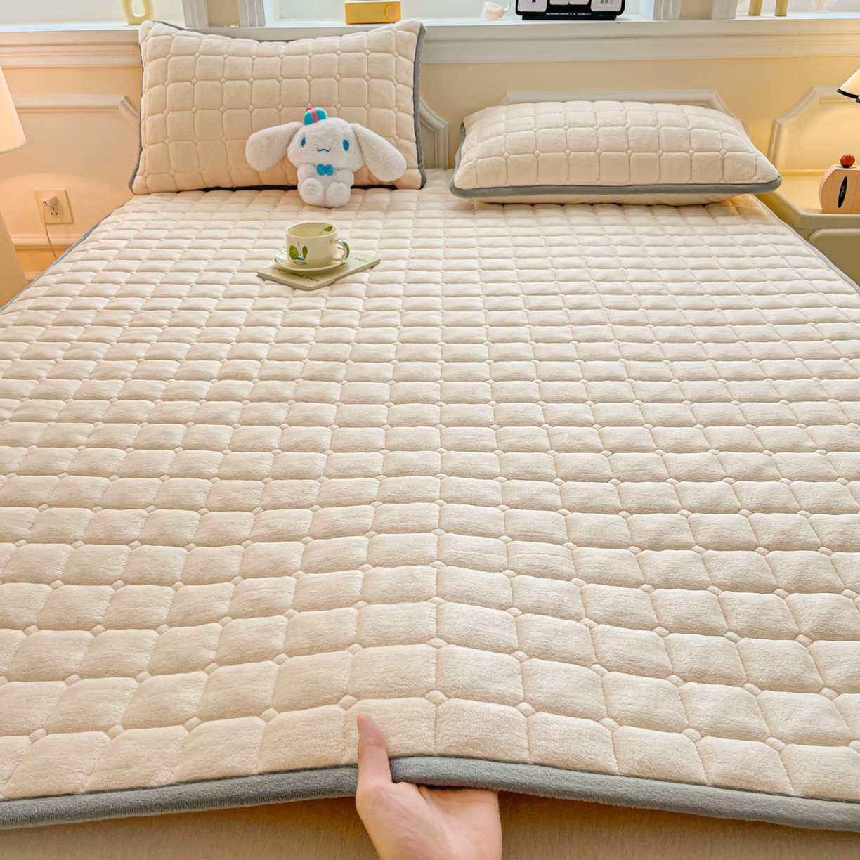 91家纺网 家纺一手货源 找家纺 小叮当家纺仓储工厂店 2025新款牛奶绒夹棉印花床垫床护垫大床图 绒床垫-米白