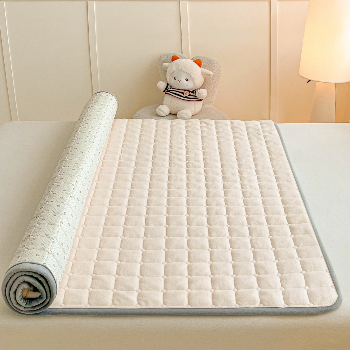 91家纺网 家纺一手货源 找家纺 小叮当家纺仓储工厂店 2025新款牛奶绒夹棉印花床垫床护垫大床图 绒床垫-米白