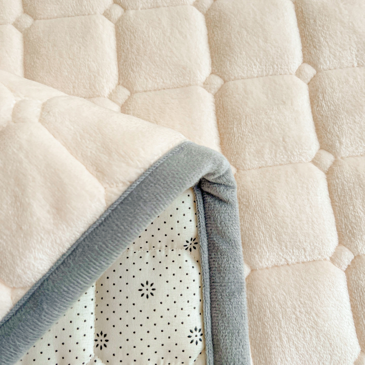 91家纺网 家纺一手货源 找家纺 小叮当家纺仓储工厂店 2025新款牛奶绒夹棉印花床垫床护垫大床图 绒床垫-米白