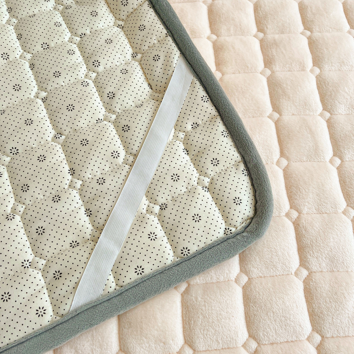 91家纺网 家纺一手货源 找家纺 小叮当家纺仓储工厂店 2025新款牛奶绒夹棉印花床垫床护垫大床图 绒床垫-米白