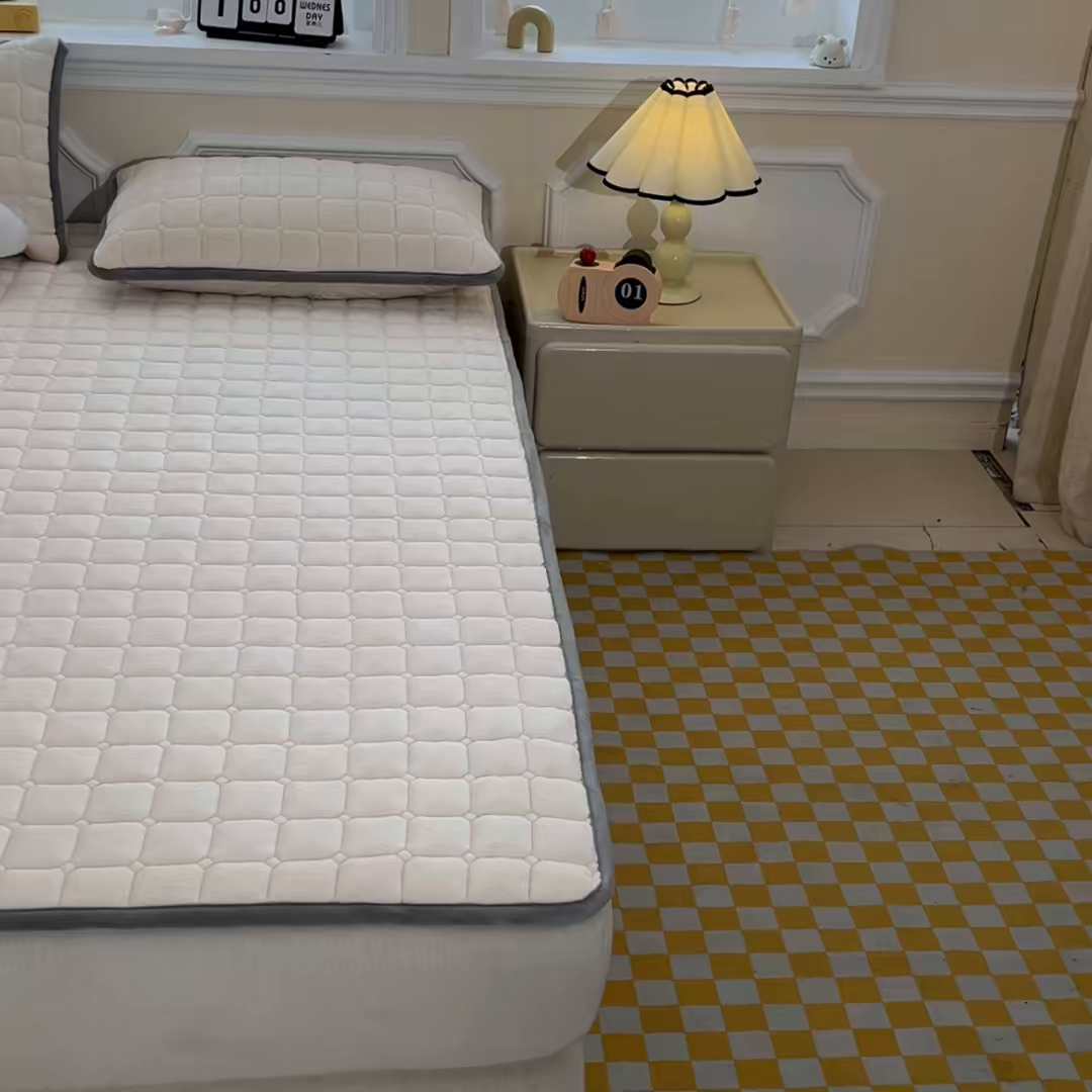 91家纺网 家纺一手货源 找家纺 小叮当家纺仓储工厂店 2025新款牛奶绒夹棉印花床垫床护垫大床图 绒床垫-米白