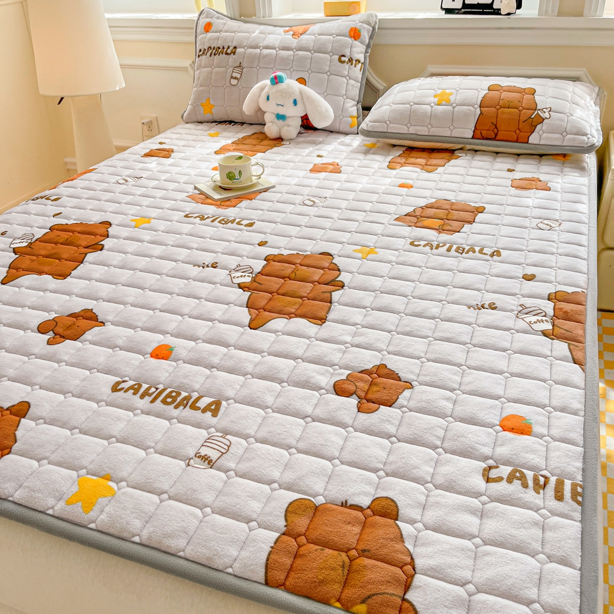 91家纺网 家纺一手货源 找家纺 小叮当家纺仓储工厂店 2025新款牛奶绒夹棉印花床垫床护垫大床图 绒床垫-奶茶屯屯灰