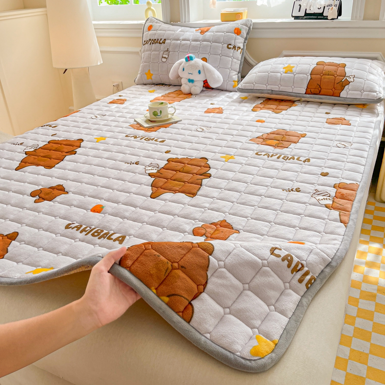 91家纺网 家纺一手货源 找家纺 小叮当家纺仓储工厂店 2025新款牛奶绒夹棉印花床垫床护垫大床图 绒床垫-奶茶屯屯灰