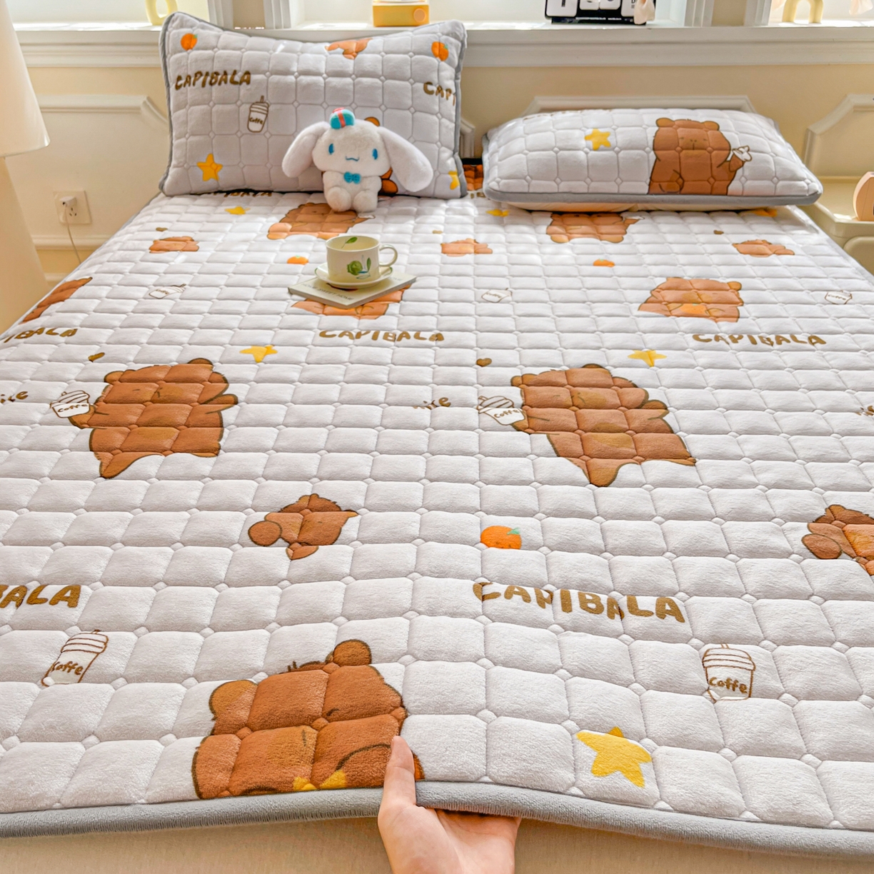 91家纺网 家纺一手货源 找家纺 小叮当家纺仓储工厂店 2025新款牛奶绒夹棉印花床垫床护垫大床图 绒床垫-奶茶屯屯灰