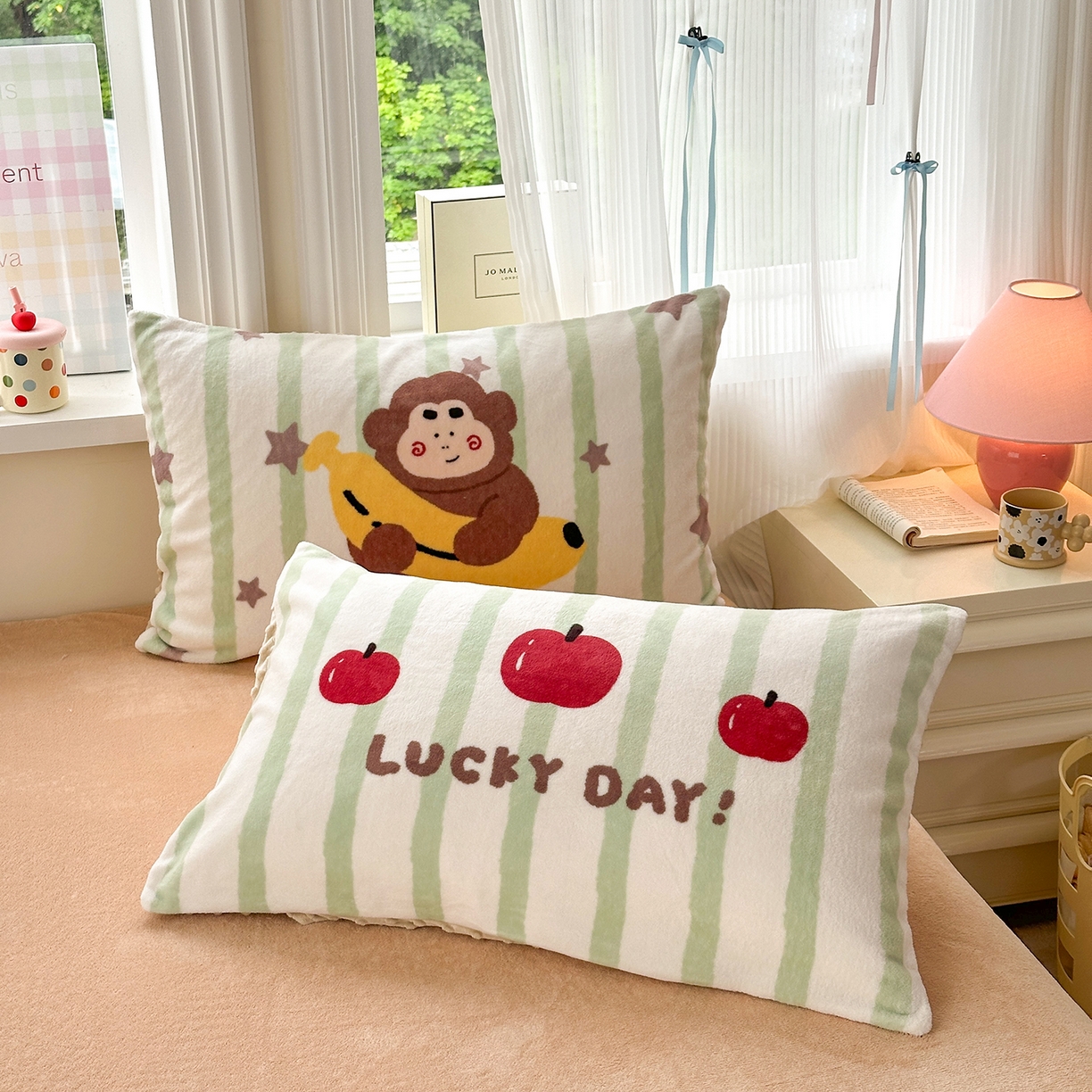 91家纺网 家纺一手货源 找家纺 星期八 2025新款卡通大版牛奶绒豆豆绒数码印花四件套 香蕉猴