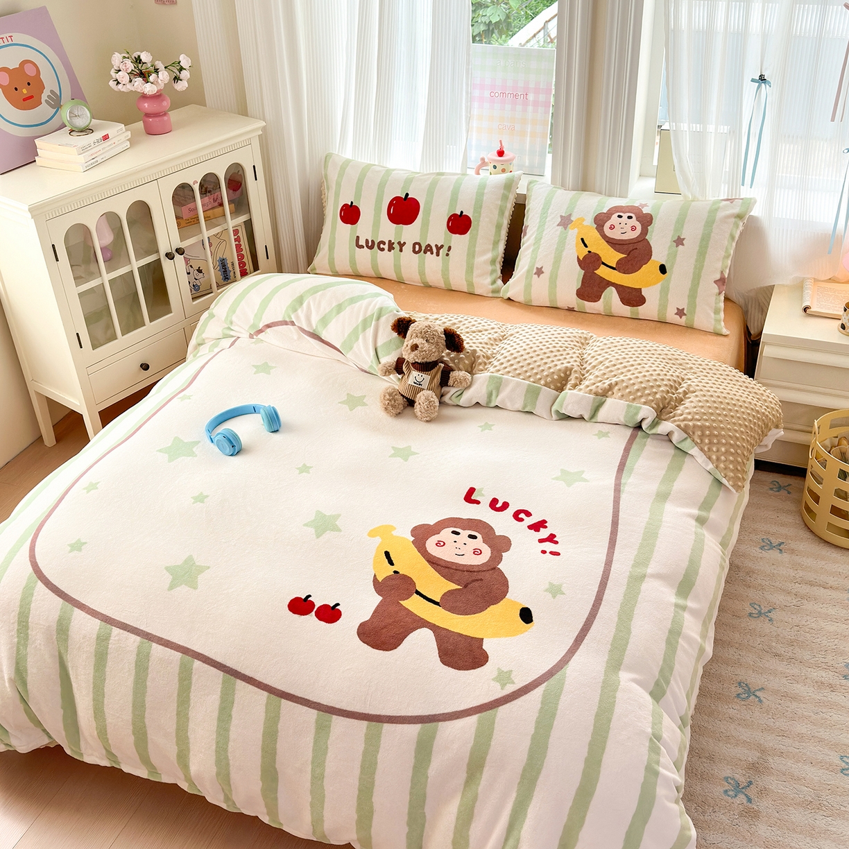 91家纺网 家纺一手货源 找家纺 星期八 2025新款卡通大版牛奶绒豆豆绒数码印花四件套 香蕉猴